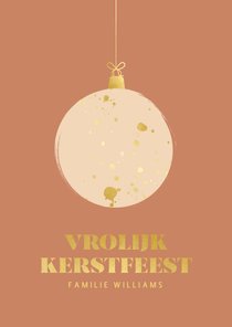 Minimalistische kerstkaart met kerstbal en goudlook terra