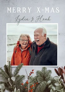 Modern klassieke kerstkaart met dennentakjes en eigen foto
