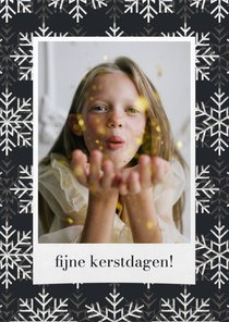 Moderne kerstkaart met foto en zilveren sneeuwvlokken