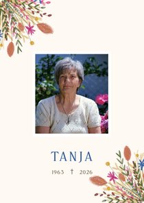 Moderne rouwkaart met grote foto en bos bloemen