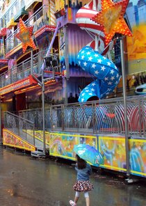 Moederdagkaart meisje met vrolijke paraplu op de kermis