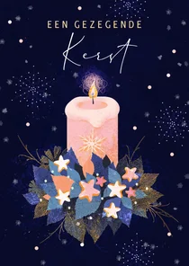 Mooie kerstkaart met een kaars en versiering 