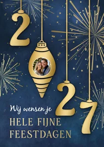 Originele kerstkaart met 2027 kerstballen, vuurwerk en foto