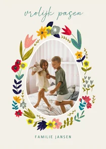 Paaskaart met bloemenkrans om paasei foto frame