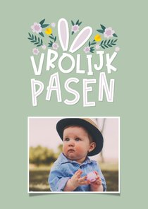 Paaskaart vrolijk pasen met oortjes bloemen en foto