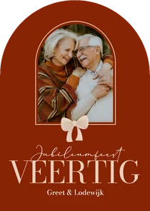 Rode boogvorm jubileum uitnodiging met foto en strik