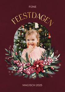 Rode kerstkaart met foto en krans met bloemen en besjes