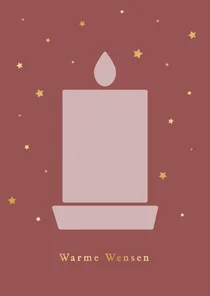 Rode kerstkaart met kaars en gouden sterretjes lichtpuntje