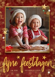 Rode warme kerstkaart met eigen foto en gouden sterren