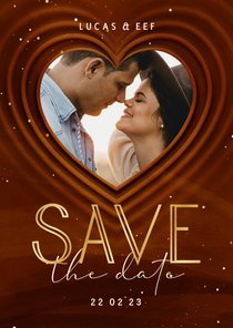 Save the date kaart met foto en hart op achtergrond