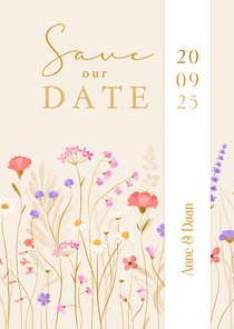 Save the date met sierlijke wilde bloemen en wikkel effect