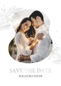 Save the date stijlvol minimalistisch bladerdak zilver foto