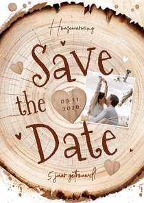 Save the date uitnodiging hout boomstam feestje foto hartjes