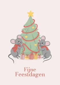 Schattige kerstkaart met muisjes die kerstboom versieren