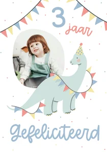 Schattige verjaardagskaart kind met een dino en foto