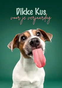 Schattige verjaardagskaart van hondje met uitstekende tong