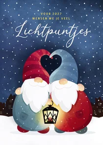 Sfeervolle nostalgische kerstkaart kabouters lichtpuntje