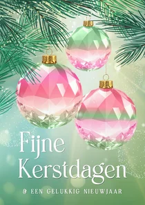 Sprankelende kerstkaart met gekleurde kristallen kerstballen