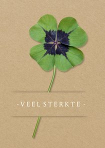 Sterkte kaart met klavertje vier en kraftlook achtergrond