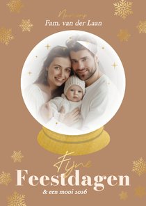 Stijlvolle beige fotokaart kerst met schudbol goudfolie