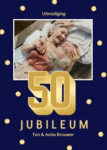 Stijlvolle donkerblauwe jubileumkaart 50 confetti foto