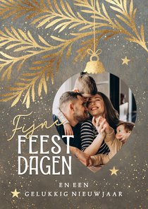 Stijlvolle foto kerstkaart kerstbal taupe