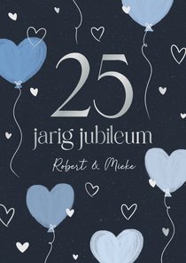 Stijlvolle jubileum uitnodiging met hartjes ballonnen blauw