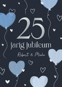 Stijlvolle jubileum uitnodiging met hartjes ballonnen blauw