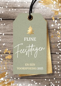 Stijlvolle kerstkaart met groen label op hout