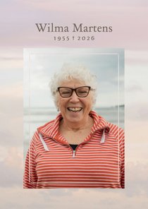 Stijlvolle nagedachteniskaart met wolken en foto