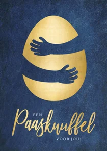 Stijlvolle paaskaart met gouden ei met knuffel omhelzing 