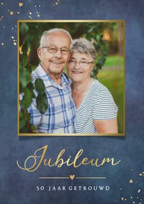 Stijlvolle uitnodiging jubileum met goudfolie en eigen foto