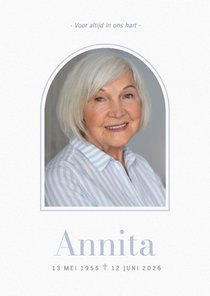 Stijlvolle witte rouwkaart met foto en lichtblauw kader