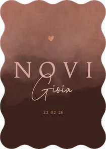 Stoer golvend geboortekaartje met roze waterverf 