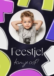 Stoere uitnodiging kinderfeestje met abstracte vormen neon