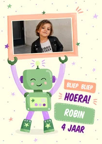 Stoere verjaardagskaart robot die fotolijst omhoog houdt