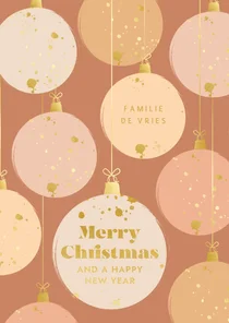Terra kleurige kerstkaart met kerstballen en goudlook