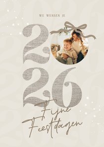 Trendy kerstkaart beige strik jaartal linnenlook met foto