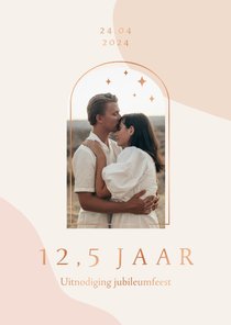 Trendy uitnodiging jubileum met foto en boog met sterretjes