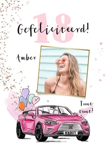 Trendy verjaardagskaart met auto in roze en ballonnen