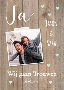 Trouwkaart foto houtlook hartjes mintgroen