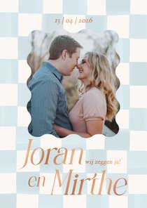 Trouwkaart met lichtblauwe blokjes en koperen tekst