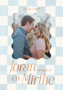 Trouwkaart met lichtblauwe blokjes en koperen tekst