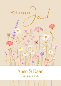 Trouwkaart met sierlijke wilde bloemen en wikkel effect 