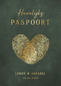 Trouwkaart paspoort met hartje van vingerafdrukken