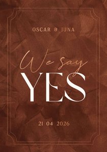 Trouwkaart roestbruin met koperen kader stijlvol we say yes