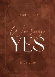 Trouwkaart roestbruin met koperen kader stijlvol we say yes