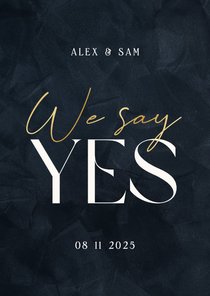 Trouwkaart 'we say yes' donkerblauw met goud stijlvol 