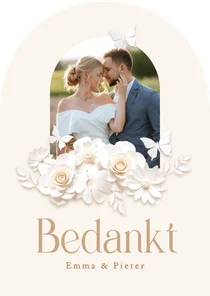Trouwkaarten bedankt met stijlvolle witte bloemen boog