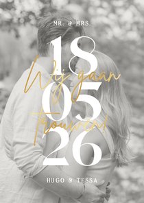 Trouwuitnodiging grote datum met foto achtergrond